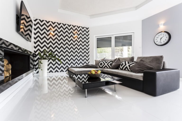 adornos minimalistas en sala moderna