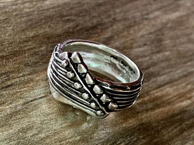 anillo simbolico en manos de musico