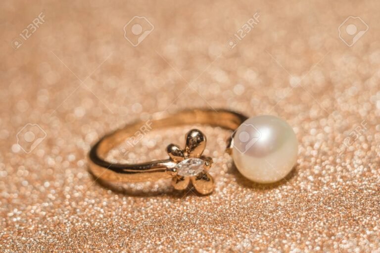 Qué son los anillos chapados en oro y cómo cuidarlos 19 anillos chapados en oro sobre fondo elegante