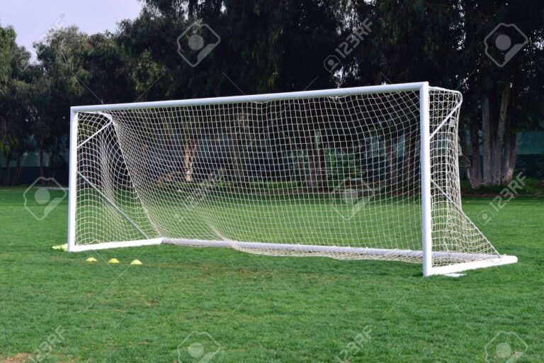 arco de futbol en un campo verde 1