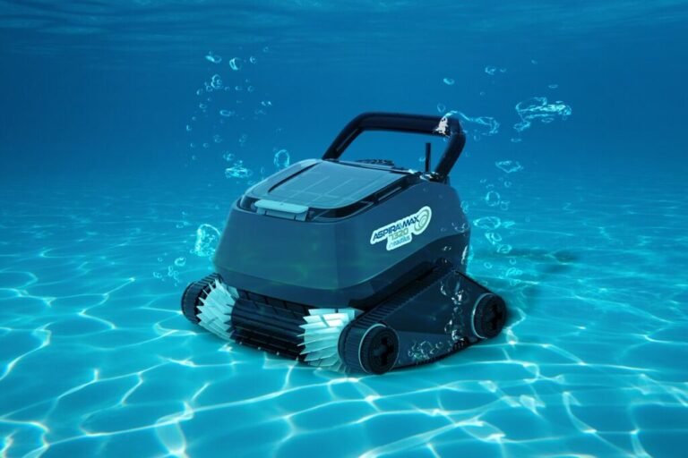 aspiradora robot limpiando piscina azul
