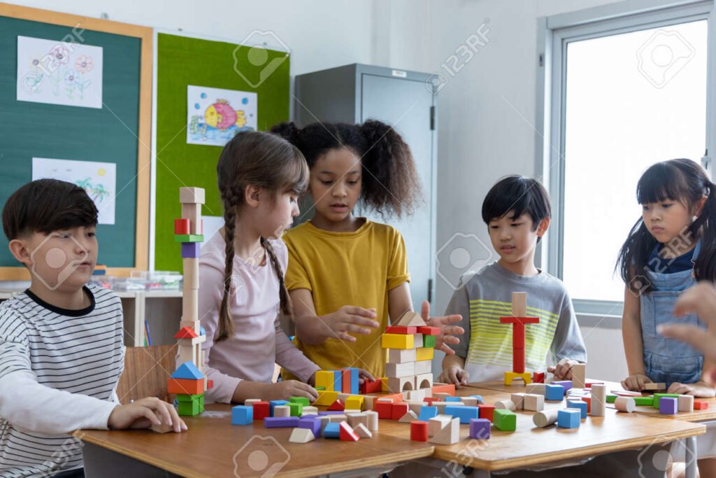 aulas coloridas y estudiantes aprendiendo juntos