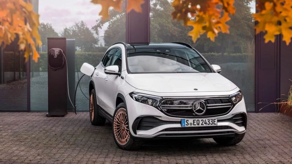 auto electrico mercedes benz en una ciudad