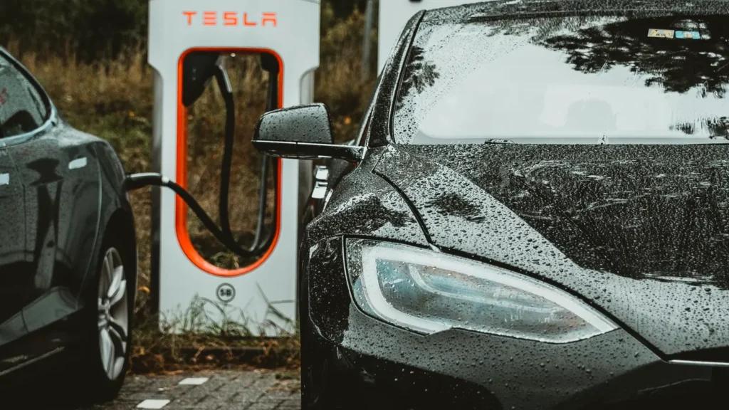 auto en un puerto de carga