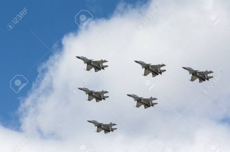 avion de combate en el cielo azul