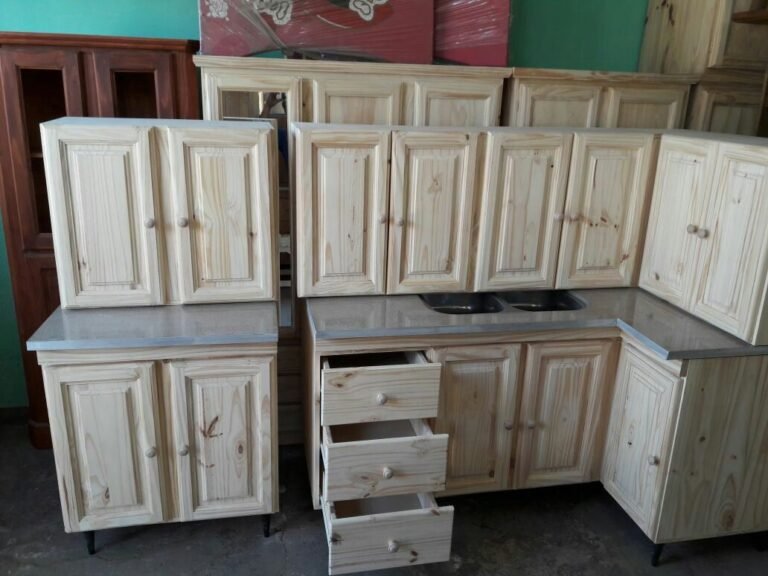 bajo mesada de pino en cocina moderna