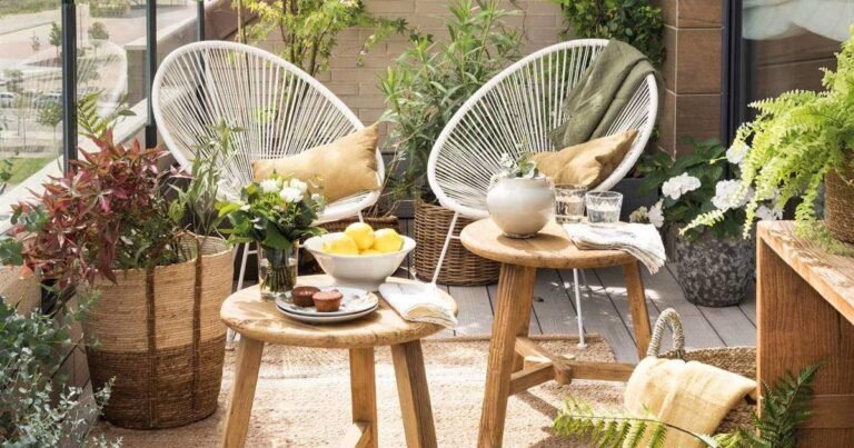 Qué muebles son ideales para un balcón pequeño y acogedor 5 balcon pequeno con muebles acogedores