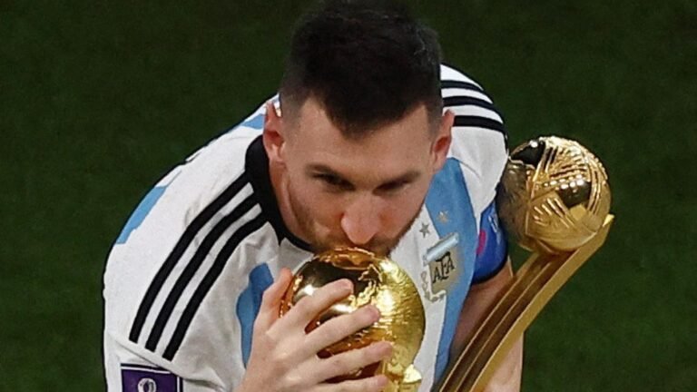 balon de oro en manos de futbolista