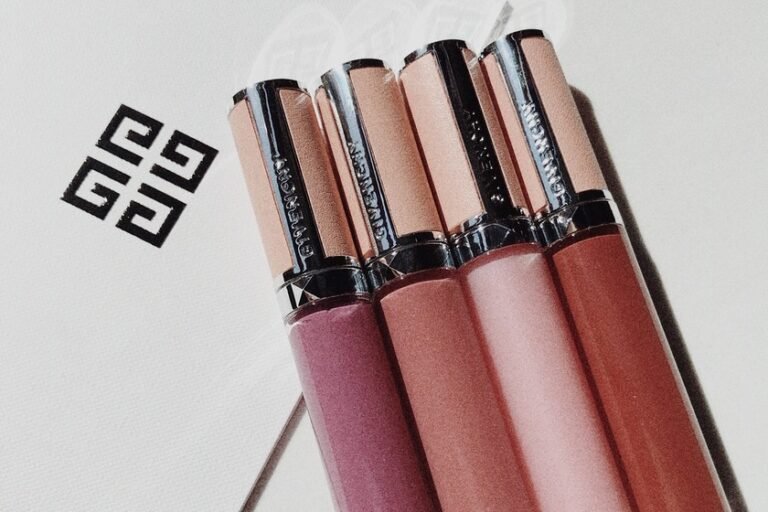 Qué es el Lip Glow Oil de Dior y cómo se utiliza 5 balsamo labial brillante en un fondo elegante