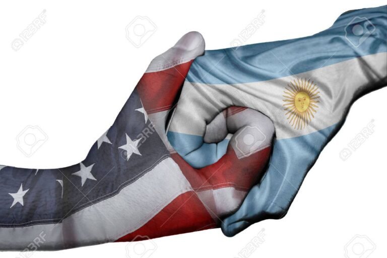 Qué relación existe entre Estados Unidos y Argentina en la actualidad 1 banderas de estados unidos y argentina entrelazadas