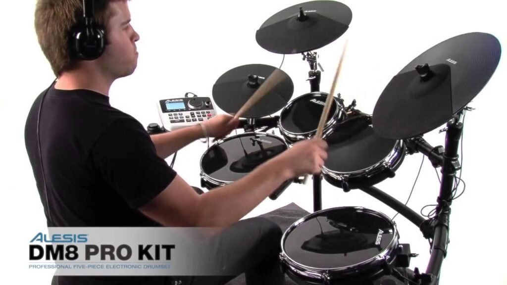 baterista tocando en un kit electronico