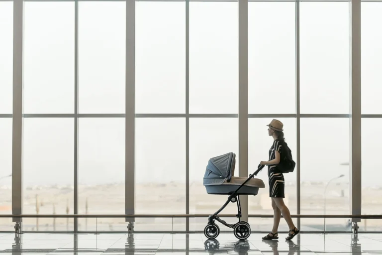 Cómo obtener una visa para bebés en Estados Unidos 30 bebe con pasaporte y maleta en aeropuerto