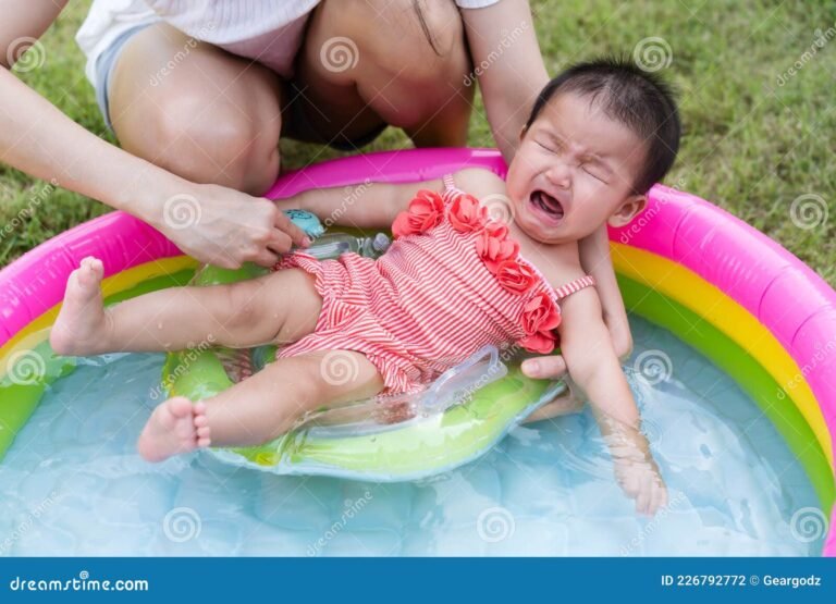 bebe disfrutando en pileta inflable