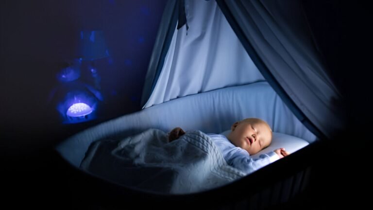 Qué beneficios tiene usar luz tenue para bebés en su dormitorio 19 bebe durmiendo en habitacion con luz suave