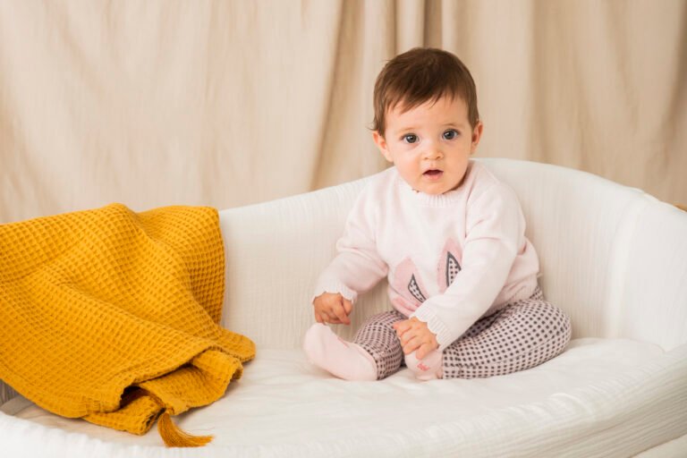 bebe feliz con ropa colorida y comoda