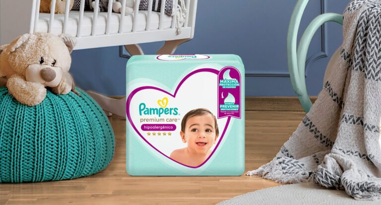 bebe feliz usando panal pampers
