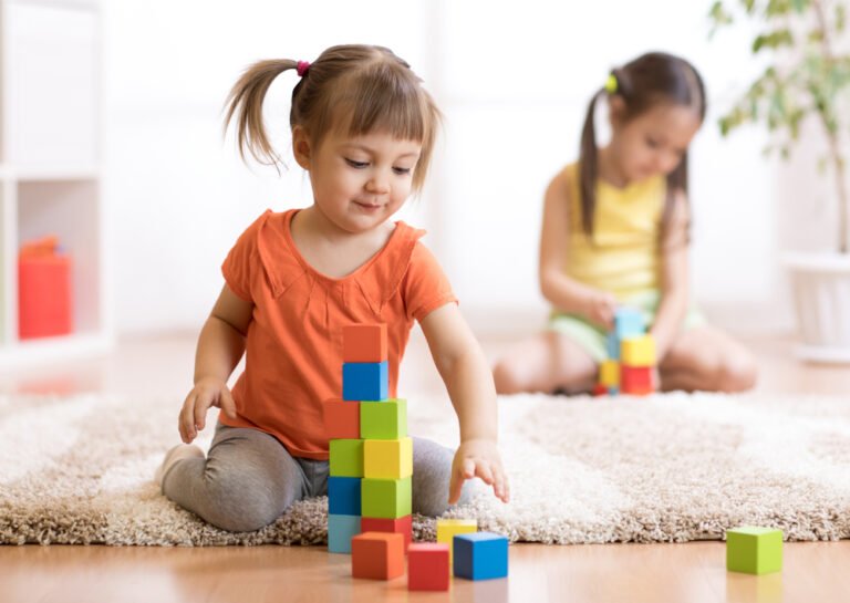 Qué actividades y cuidados son ideales para un bebé de dos años 1 bebe jugando con bloques de construccion