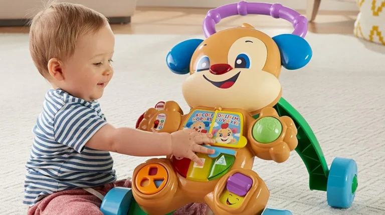 A qué edad se puede empezar a usar un andador para bebé 2 bebe jugando con un andador colorido