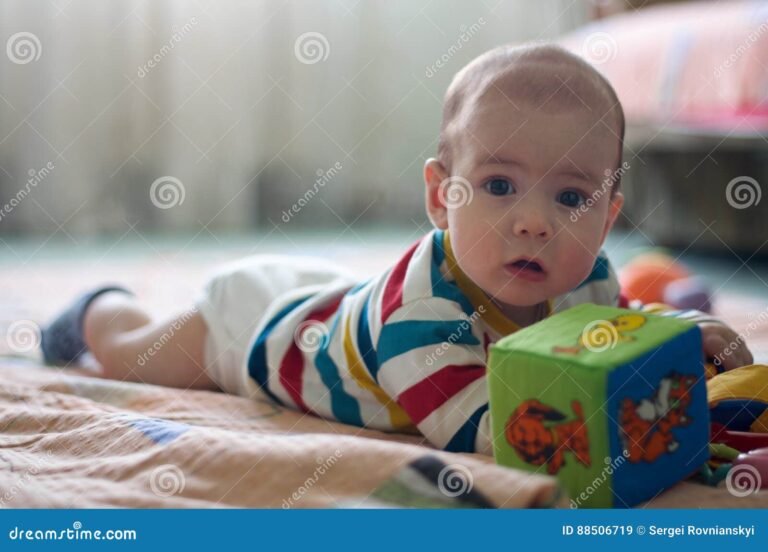 bebe jugando en un colorido piso de goma