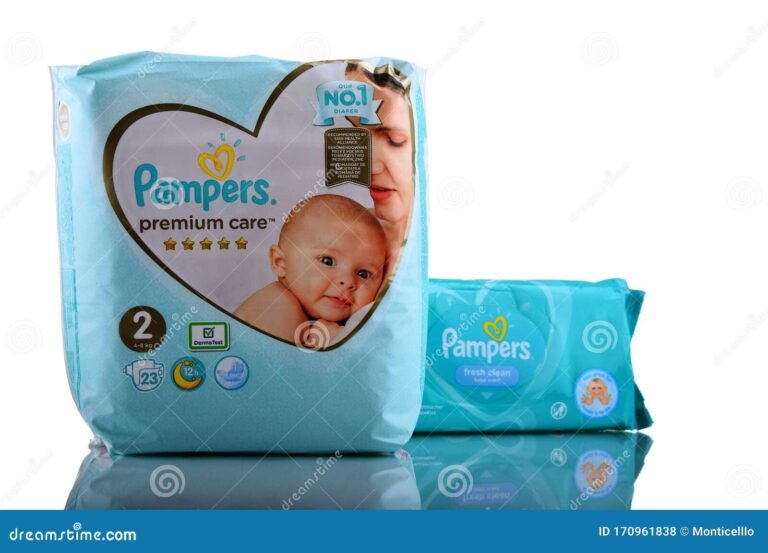 Qué ventajas ofrecen los Pampers Premium Care para tu bebé 23 bebe sonriendo con panal pampers premium care