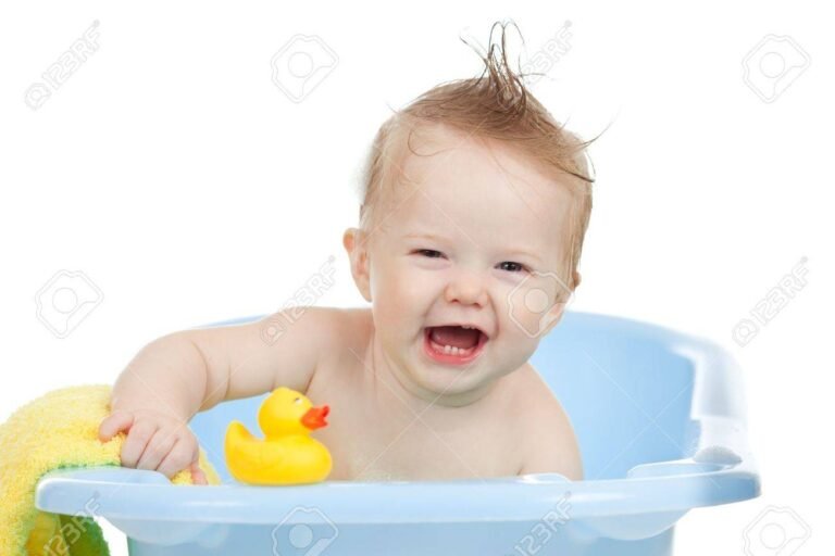 bebe sonriendo en la banera