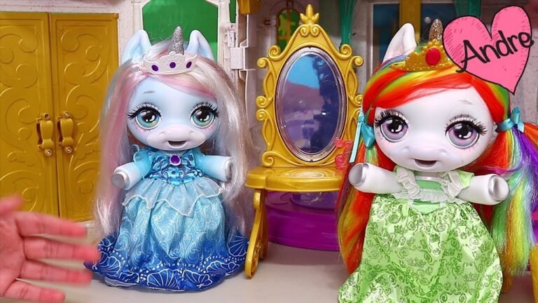 bebe unicornio jugando con otros juguetes