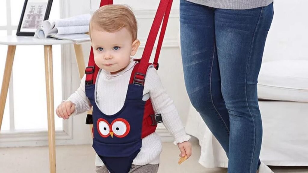 Es recomendable usar un arnés para bebés que están aprendiendo a caminar