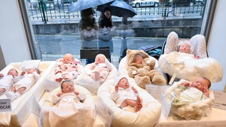 bebes de juguete hiperrealistas en exhibicion