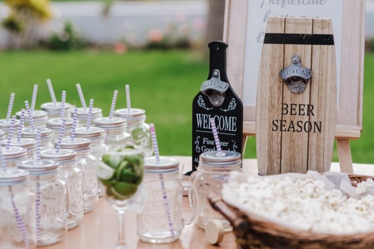 Cómo calcular la cantidad de bebida por persona para un evento 26 bebidas variadas en una mesa de evento