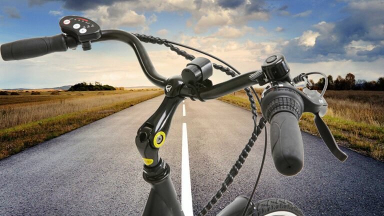 bicicleta segura con candado en una plaza