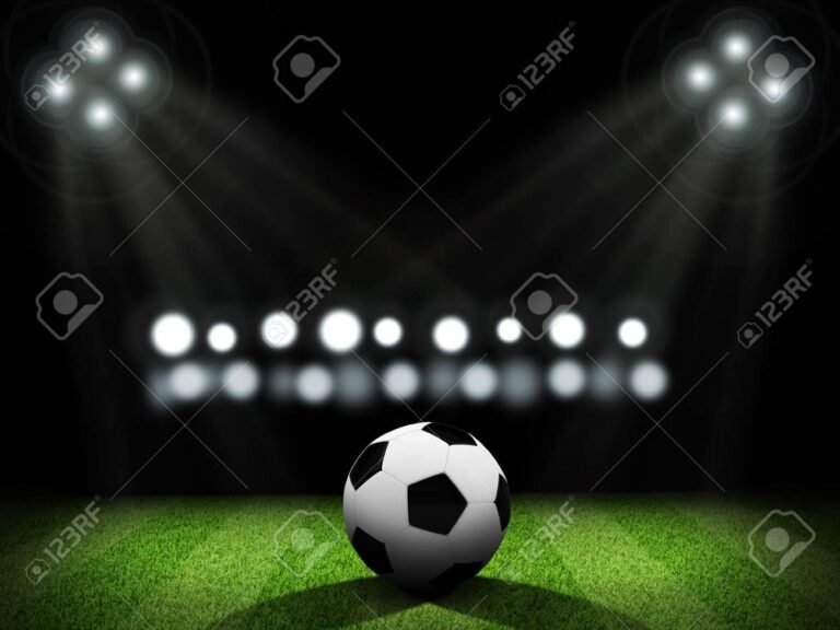 bola de futbol en un campo iluminado