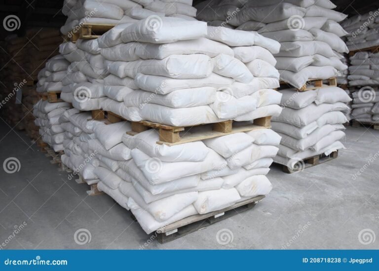 bolsas de madera apiladas en un taller