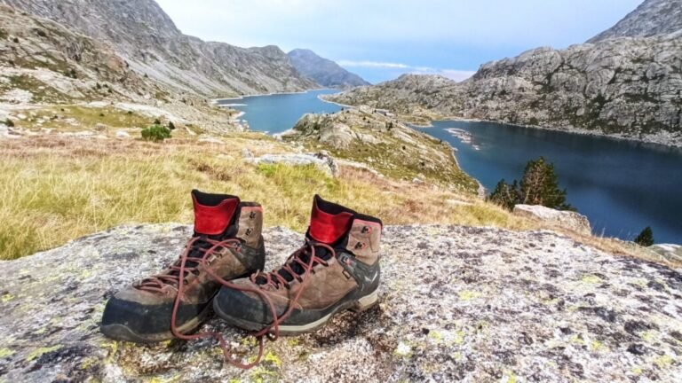 Son las Adidas Terrex Swift Solo las mejores para trekking y senderismo 26 botas de trekking en un sendero montanoso