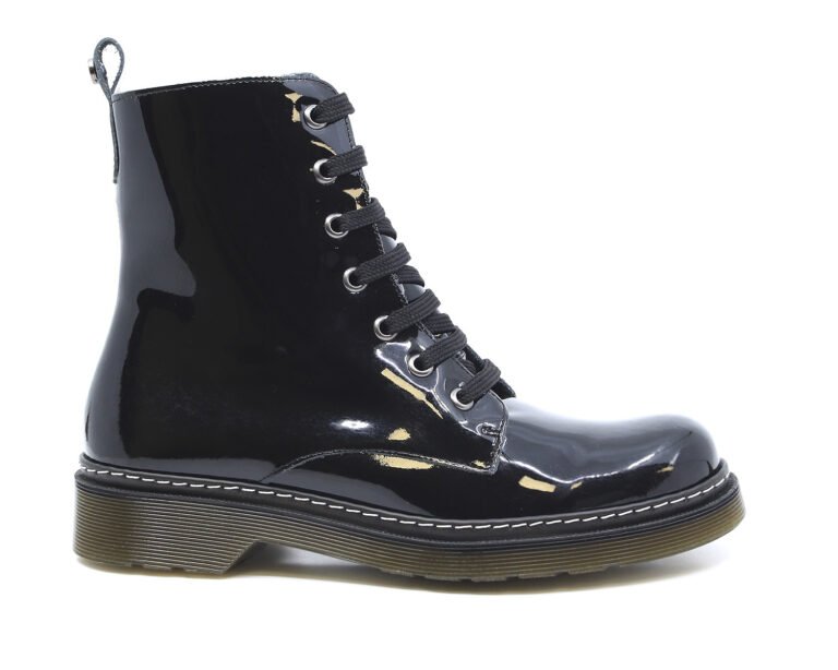 botas negras de charol en diversas formas