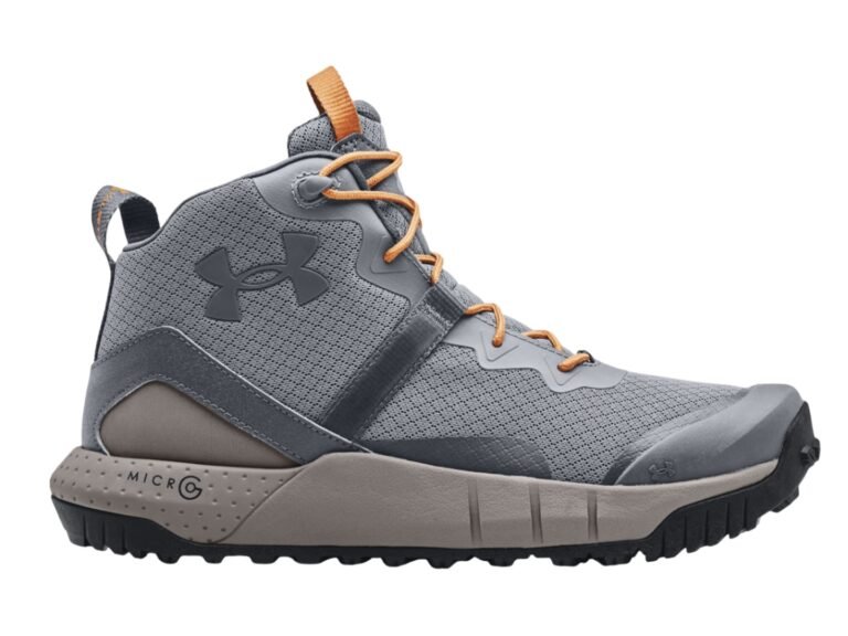 botas tacticas under armour en un fondo natural