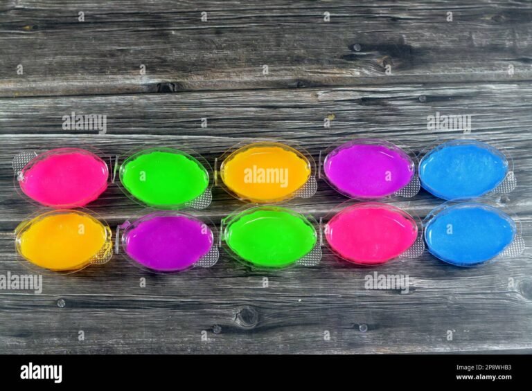 Cómo Hacer Slime Con Shampoo y Qué Ingredientes Necesito 30 bote de slime colorido sobre una mesa