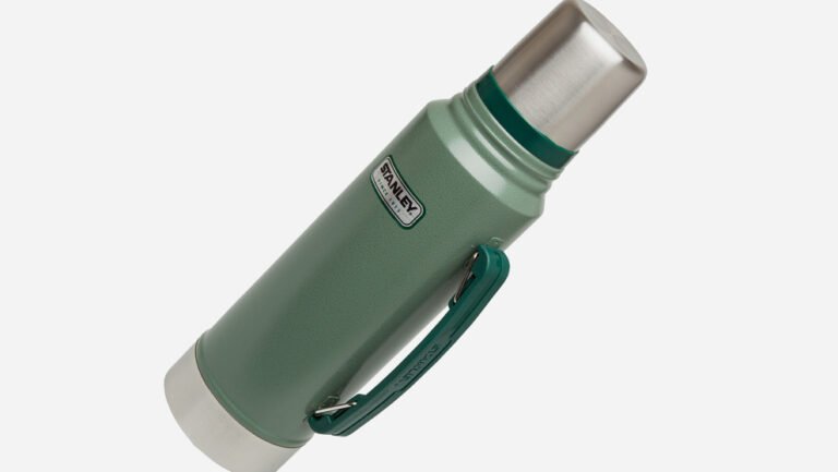 botella termica stanley en un paisaje outdoor