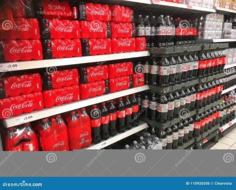 botellas de coca cola en un supermercado