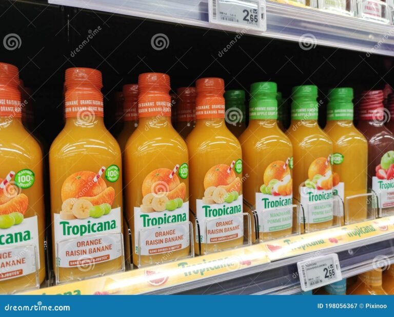 botellas de jugo de naranja en supermercado