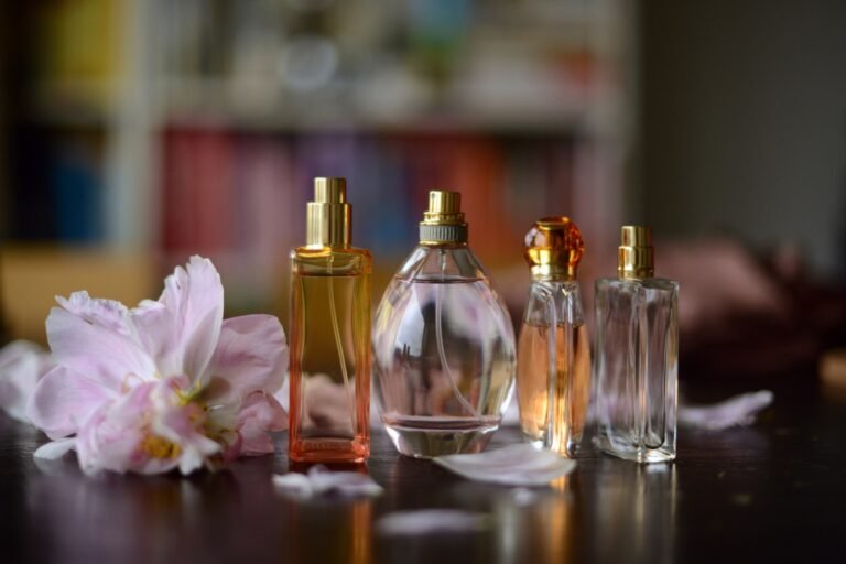 botellas de perfumes minimalistas y elegantes