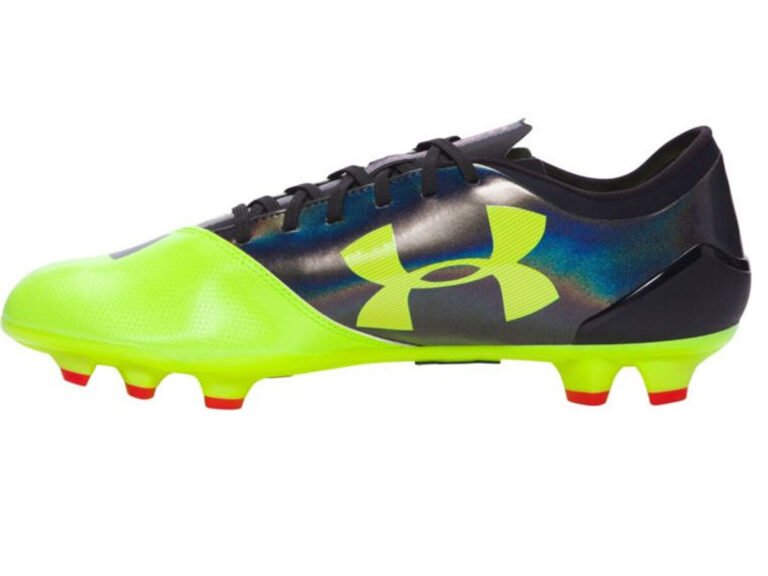 Cómo elegir los mejores botines de rugby con tapones de aluminio 2 botines de rugby en campo verde