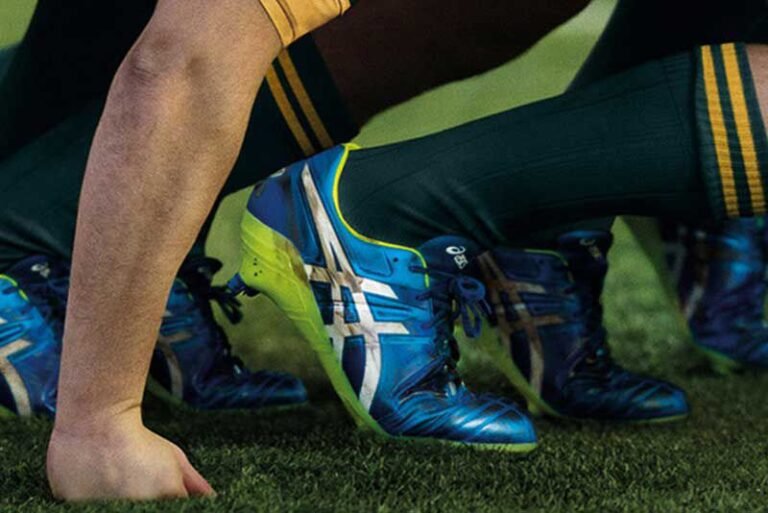 botines de rugby para forwards en accion