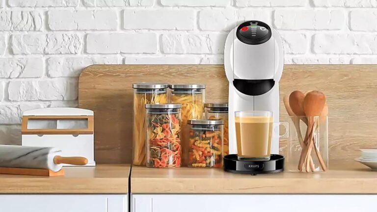 cafetera dolce gusto en una cocina moderna