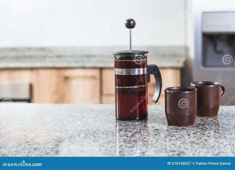cafetera francesa con cafe recien hecho
