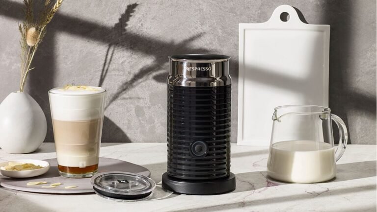 cafetera nespresso con espuma de leche
