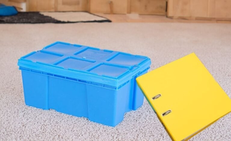 caja azul de plastico en un entorno domestico