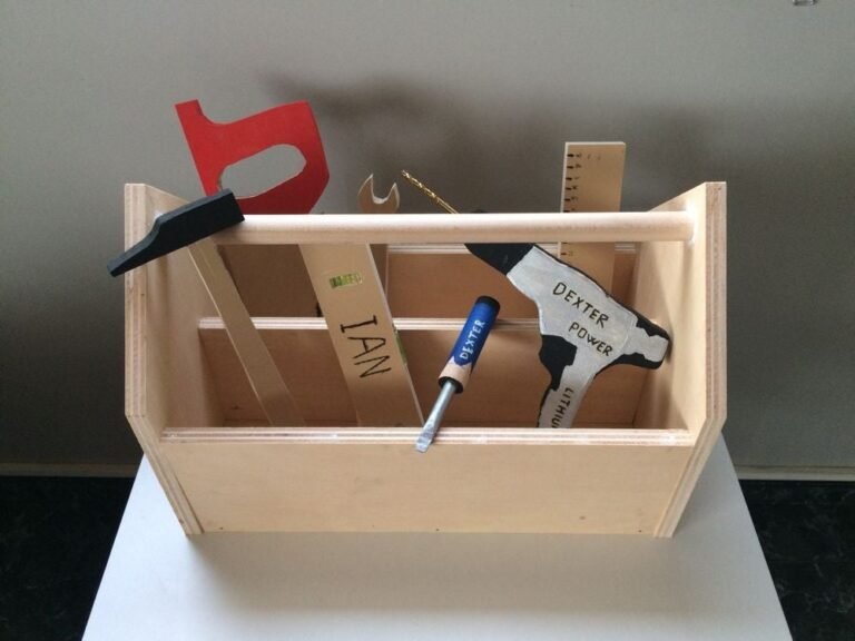 caja de carton con herramientas de bricolaje