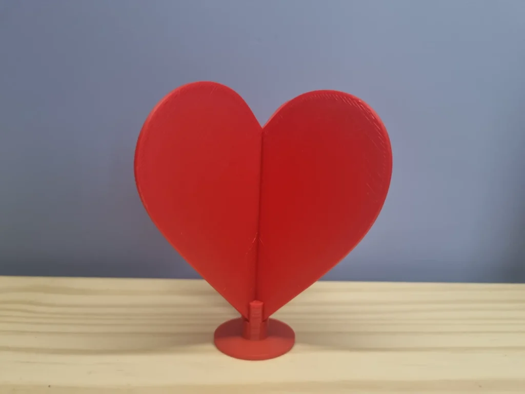 caja de dos corazones entrelazados