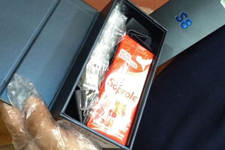 caja de leche con un smartphone