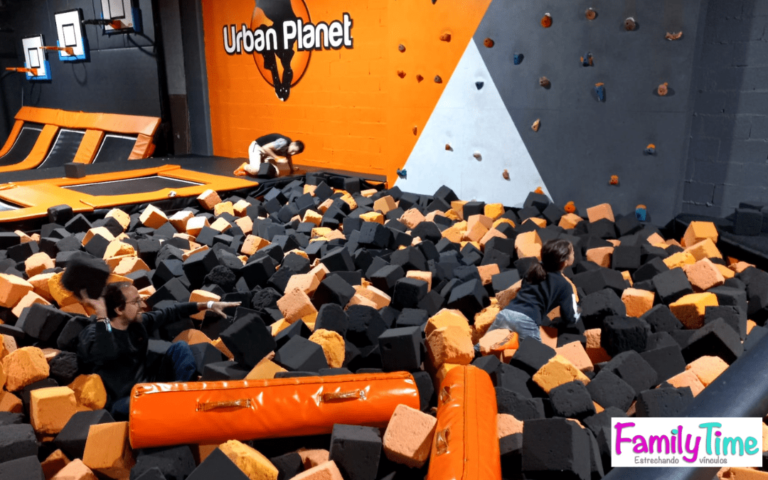 camas elasticas en un parque divertido